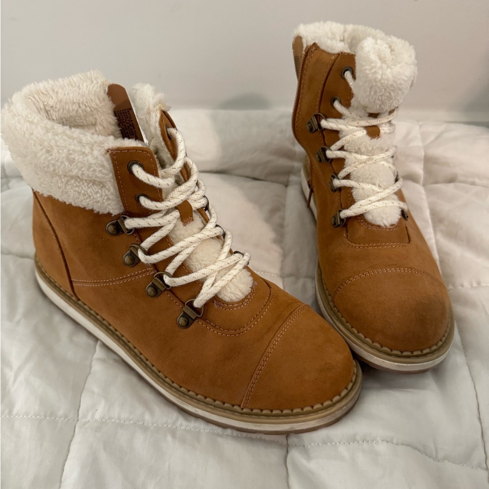 Brown boots with white fur